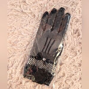 Lace fishnet gloves